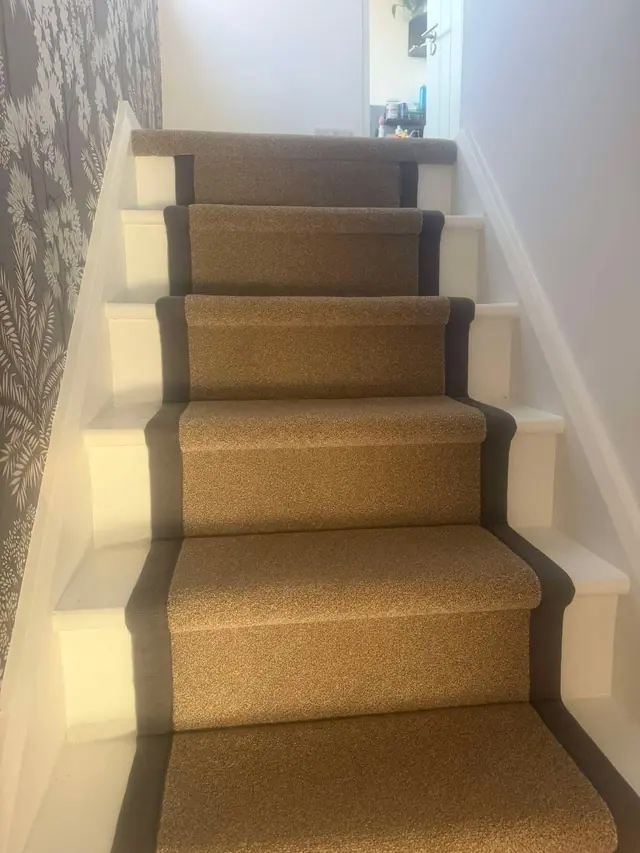 Warm neutral runner with contrasting edges