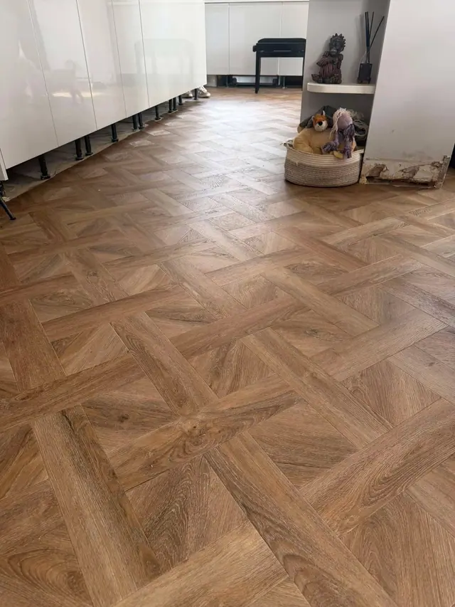 Parquet-effect LVT beside kitchen cabinets