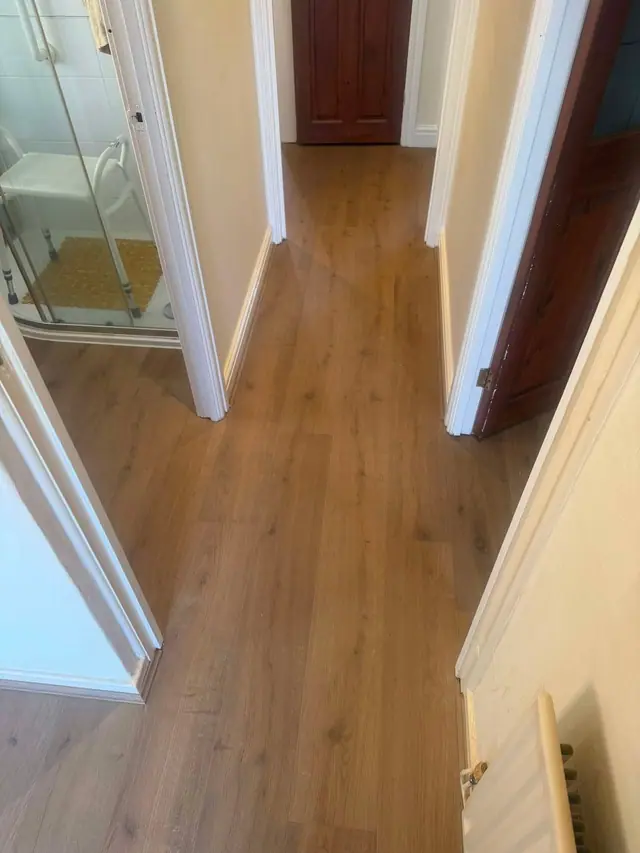Oak-effect laminate through a hallway