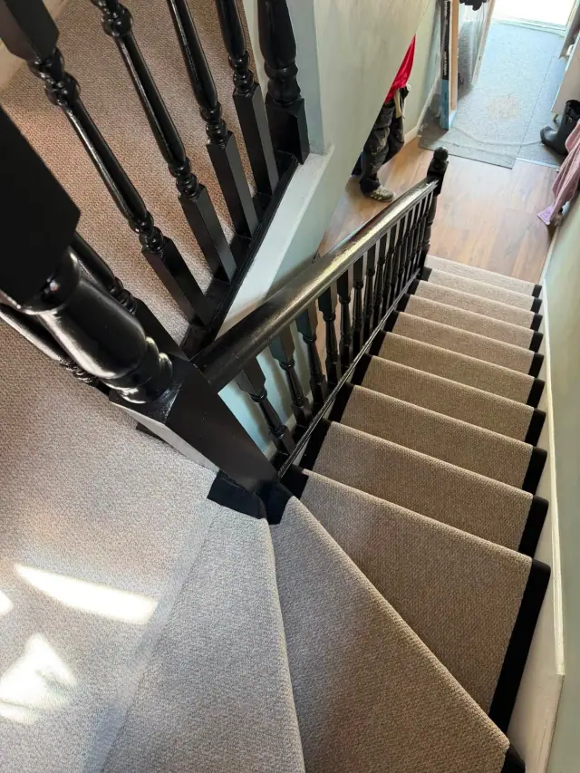 A contrasting border on a stair runner